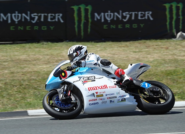 Michael Rutter wins SES TT Zero for Mugen riding Dunlop tyres. Photo Dave Kneen / Pacemaker Press Intl