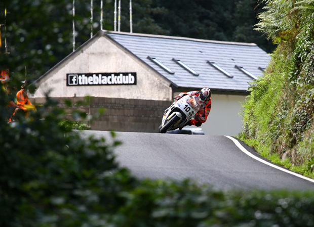 Conor Cummins on the Padgetts YZR 500 at Black Dub. Photo Kevin Clague