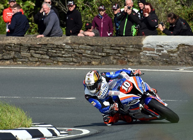 Peter Hickman on the Superstock bike at the Gooseneck. Photo RP Watkinson